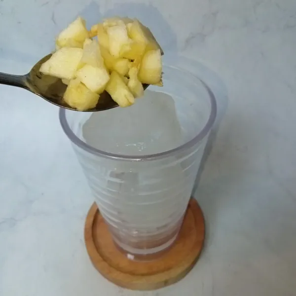 Kupas apel dan potong kotak kecil, lalu masukkan kedalam gelas berisi es batu.