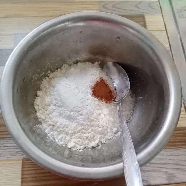 Dalam wadah masukkan terigu, tepung beras, gula, garam, dan kayumanis bubuk.