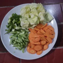 Bersihkan sayur lalu potong sesuai selera.
Dalam 1 bungkus sayur sop sudah dapat wortel, buncis, kol, daun bawang dan seledri.