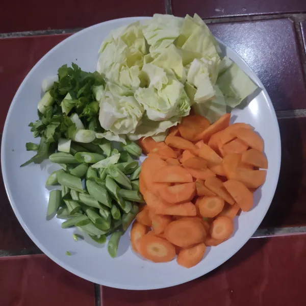 Bersihkan sayur lalu potong sesuai selera.
Dalam 1 bungkus sayur sop sudah dapat wortel, buncis, kol, daun bawang dan seledri.