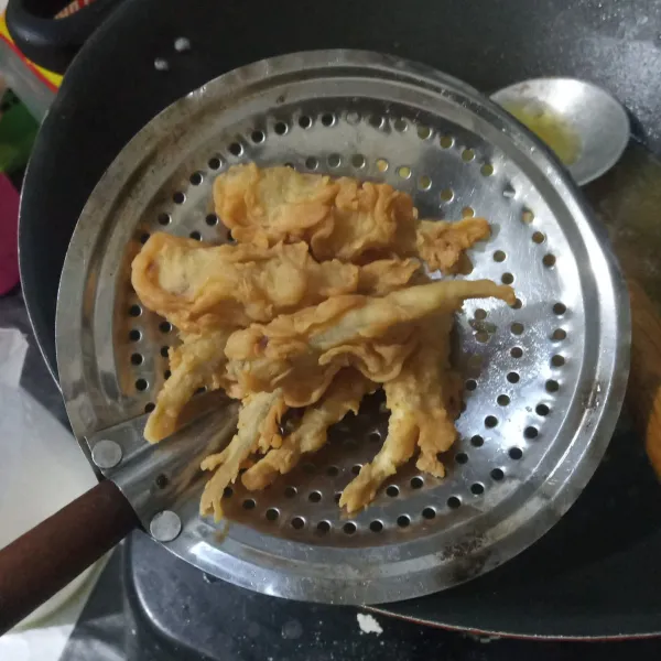 Goreng dalam minyak panas dengan api sedang cenderung kecil hingga kuning kecoklatan. Angkat dan tiriskan.