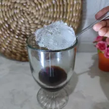 Kemudian beri es batu secukupnya.