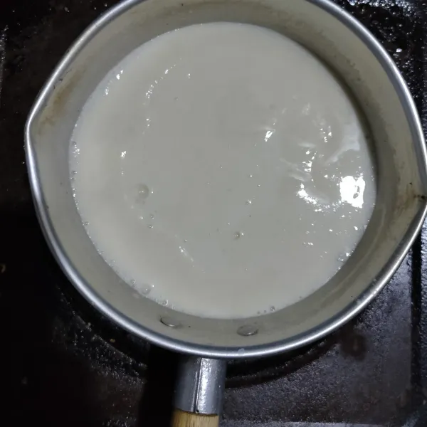 Tuang susu cair aduk rata, lalu masak hingga mendidih.