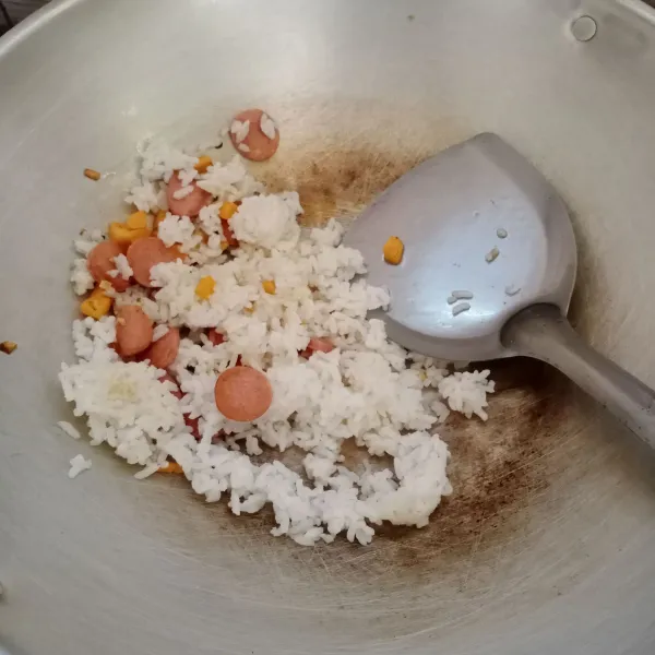 Masukkan nasi, aduk rata.