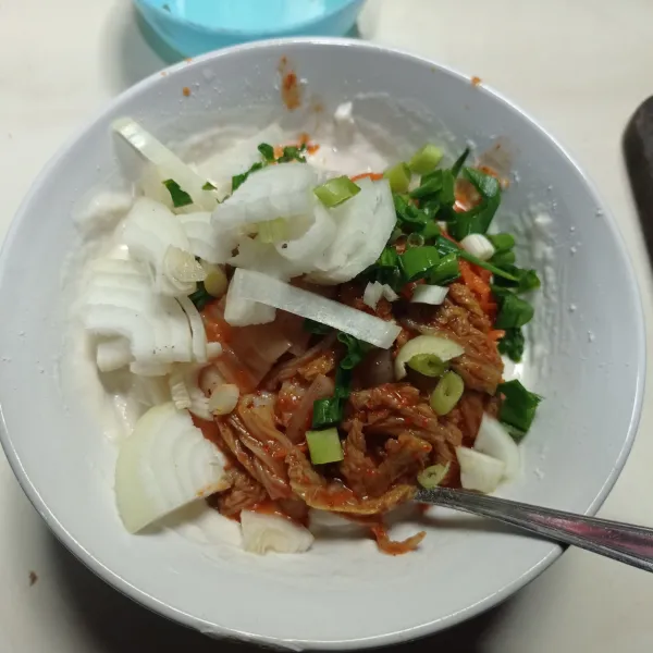 Masukan kimchi, daun bawang, dan bawang Bombay aduk rata.