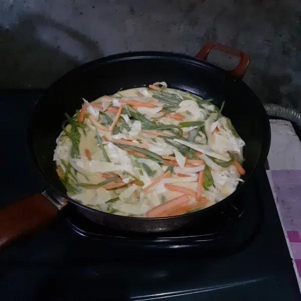 Panaskan pan dengan api kecil. Tuang adonan pajeon ke dalam pan. Balikkan pajeon apabila bagian bawah sudah kecoklatan.