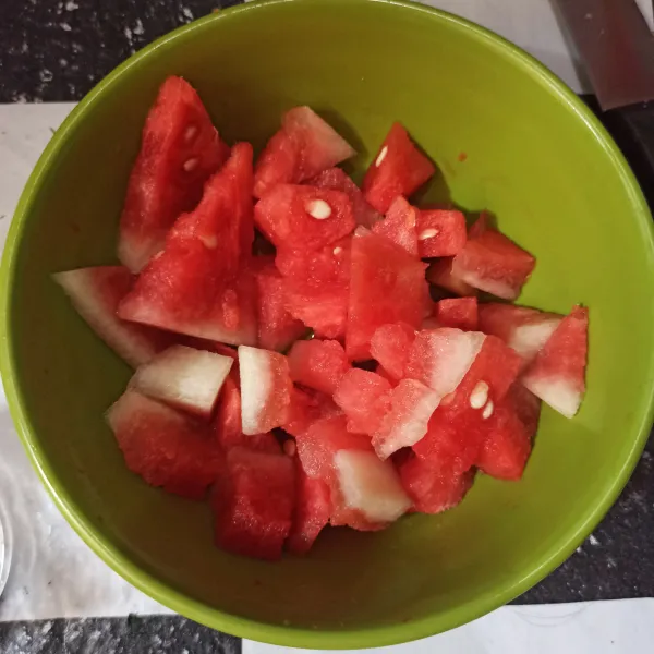 Siapkan semangka yang sudah dipotong kecil-kecil.