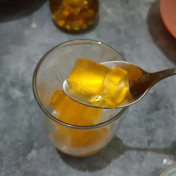 Kemudian masukan nata de coco dan potongan jelly rasa jeruk.
