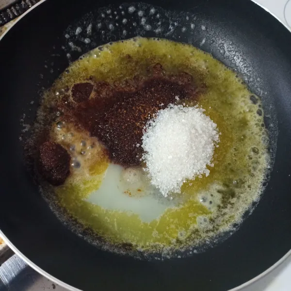 Saus karamel : panaskan butter di teflon, lalu masukkan bahan lainnya.