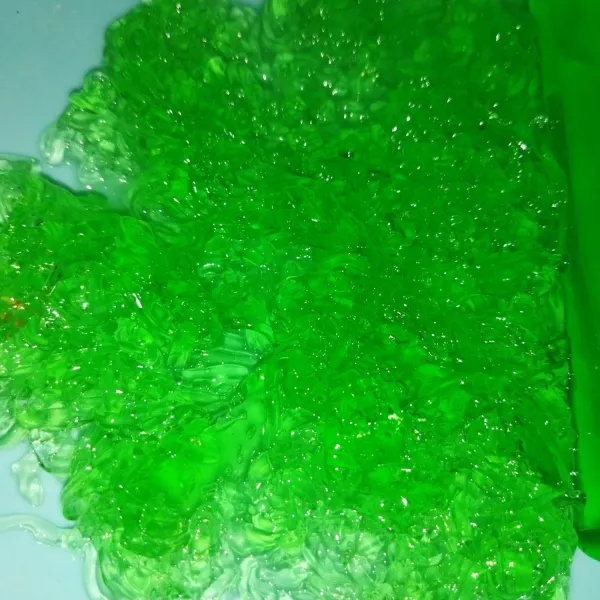 Jelly hijau : masak semua bahan jelly hijau, sesudah mendidih, angkat lalu aduk hingga buihnya hilang, lalu tuang ke wadah, jika jelly sudah mengeras, serut jelly hingga menyerupai seperti mie, lalu simpan di kulkas.