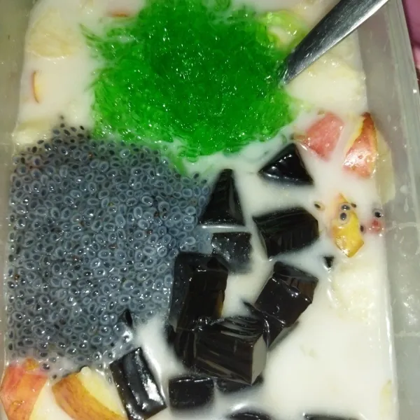 Tambahkan jelly cincau, jelly hijau dan selasih.