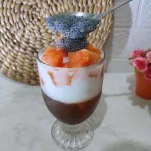 Terakhir tambahkan biji selasih yang sudah direndam air panas, aduk rata sebelum diminum. 
Kemudian sajikan.