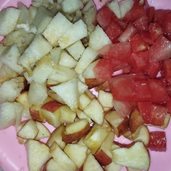 Potong-potong buah-buahan sesuai selera.