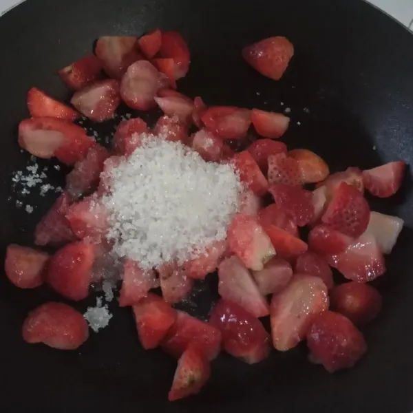 Masak strawberry di dalam teflon anti lengket bersama gula pasir.