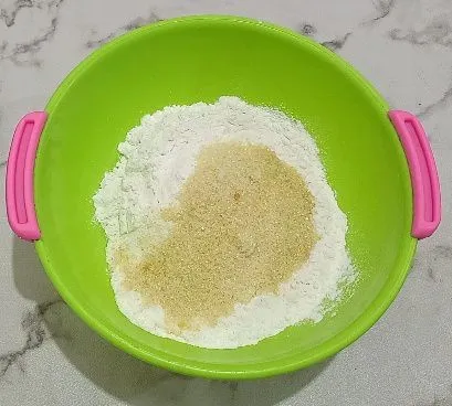 Campur tepung beras, tapioka, gula, vanili, dan garam aduk rata.