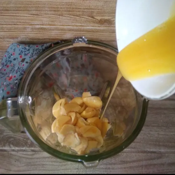 Masukkan buah salak ke dalam blender, lalu tuang kental manis ke dalamnya