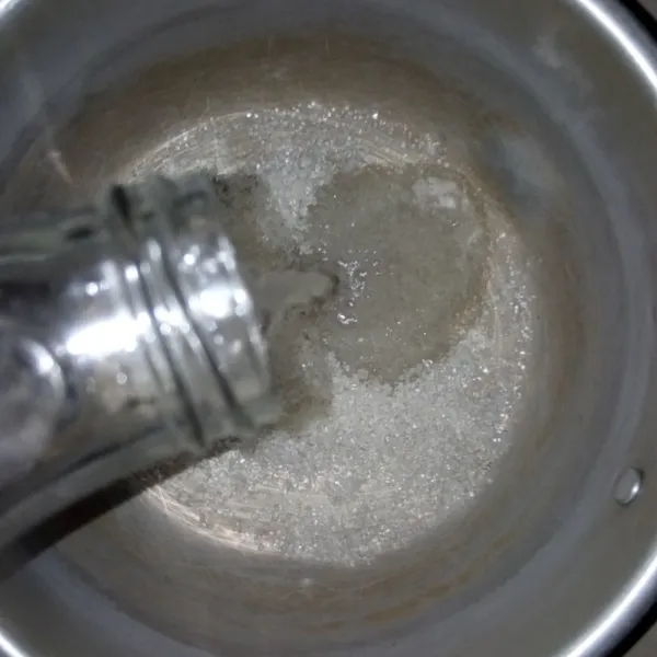 Rebus gula pasir dan air hingga larut. 
Biarkan dingin dahulu.