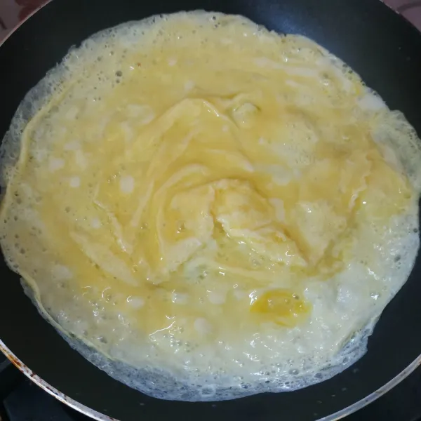 Kocok lepas bahan telur dadar, olesi teflon dengan sedikit minyak lalu tuang telur dan masak hingga matang.