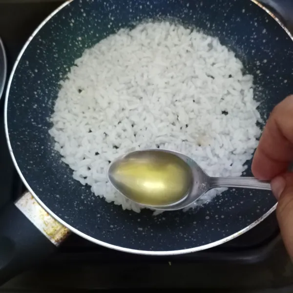 Beri sedikit olive oil di pinggir teflon agar tidak lengket.