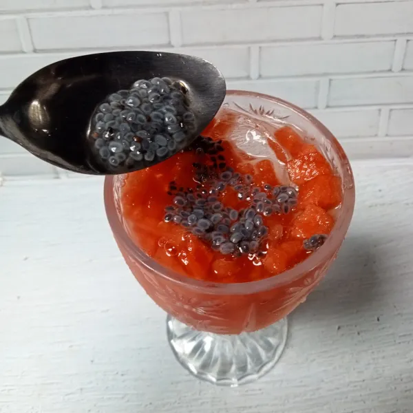 Tambahkan selasih dan aduk rata, siap disajikan.