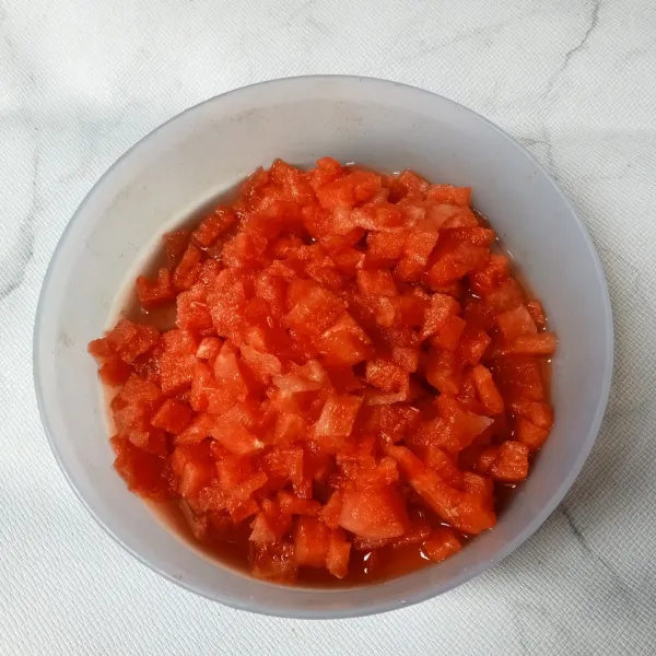 Cacah buah semangka.