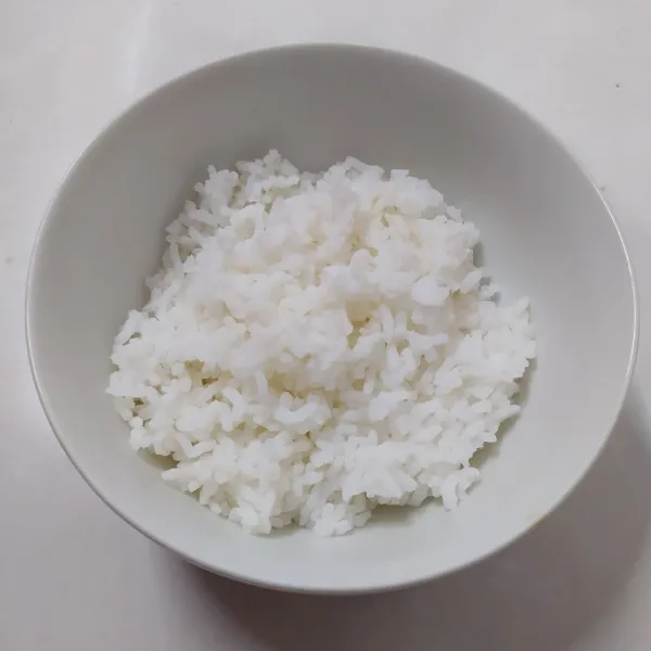 Siapkan nasi putih dalam mangkok.