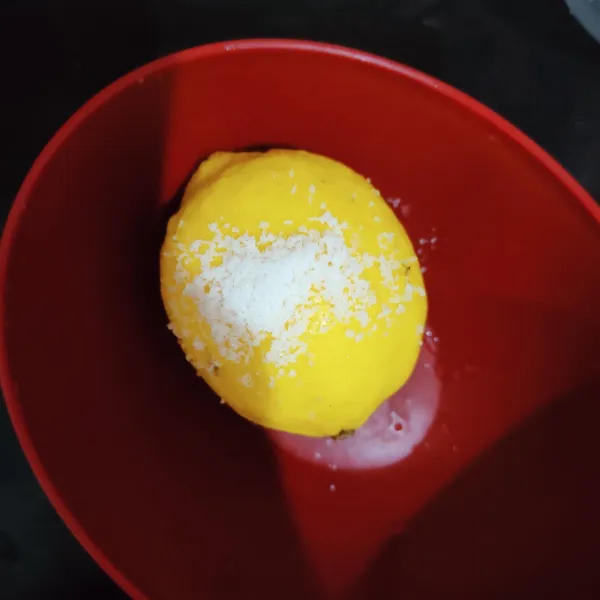 Gosok semua bagian lemon dengan garam selama 5 menit (untuk menghilangkan pestisida) kemudian cuci bersih.