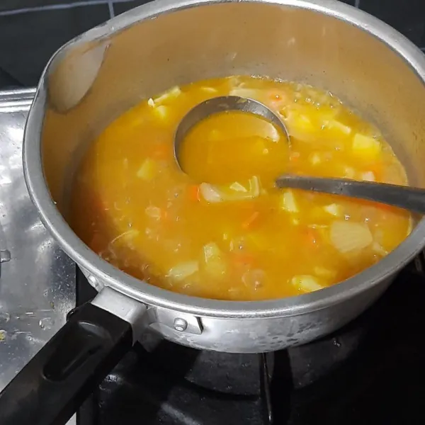 Kemudian tuang ke dalam rebusan sayur masak hingga mendidih koreksi rasa.