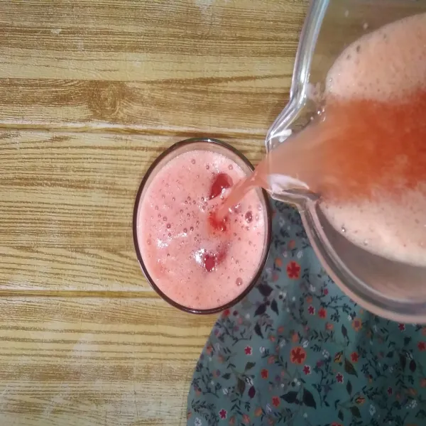 Tuang Jus semangka timun ke dalam gelas saji. Siap disajikan. (Nggak perlu disaring, karena kadar air semangka dan timun sangat tinggi, jadi hasilnya lebih ke jus dari pada smoothie).