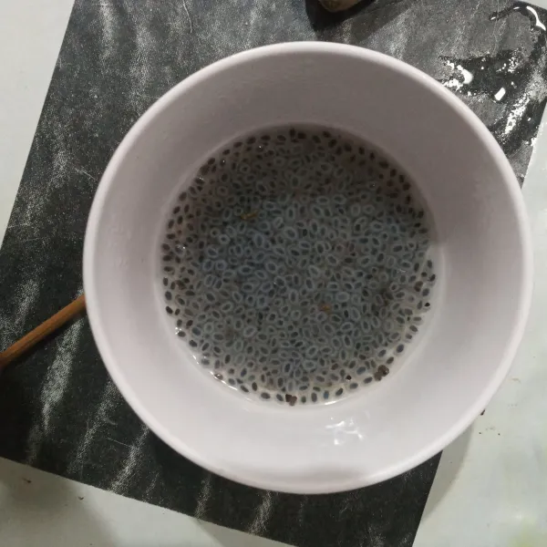 Seduh selasih hingga mengembang.