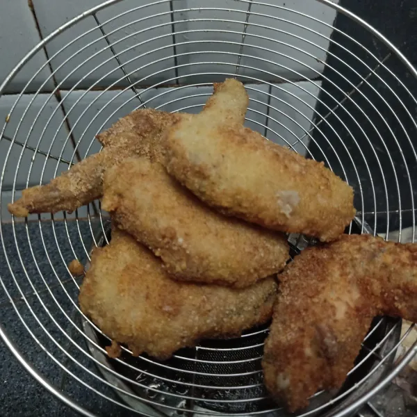 Baluri ayam dengan bahan pelapis sambil sedikit ditekan. Panaskan minyak lalu goreng sampai matang angkat sisihkan