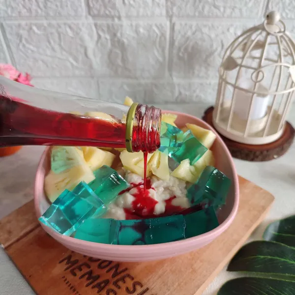 Lalu siram dengan sirup frambozen.
