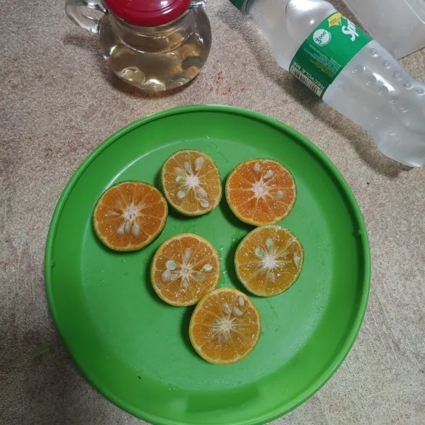 Siapkan bahan lainnya, untuk jeruk belah menjadi 2 bagian agar gampang saat diperas.