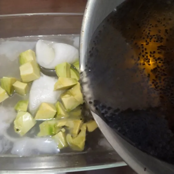 Kemudian didihkan air gula yang sudah di beri biji selasih, lalu masukkan ke dalam degan dan alpukat, aduk sampai rata.