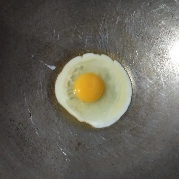 Ceplok telur dengan sedikit minyak hingga setengah matang, kemudian angkat dan tiriskan minyak.