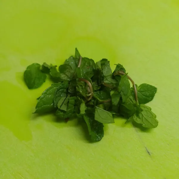 Cuci bersih daun mint, lalu cincang kasar. 
Jika suka lebih strong bisa ditambah jumlah daun mint sesuai selera.