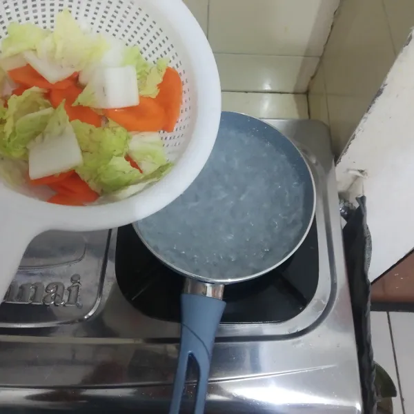 Rebus air masukkan sayuran, masak sampai 3 menit lalu sisihkan.