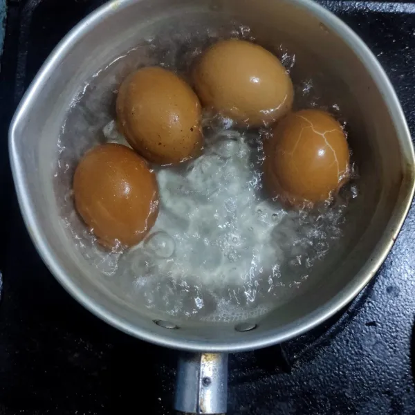 Cuci bersih telur kemudin rebus hingga matang.