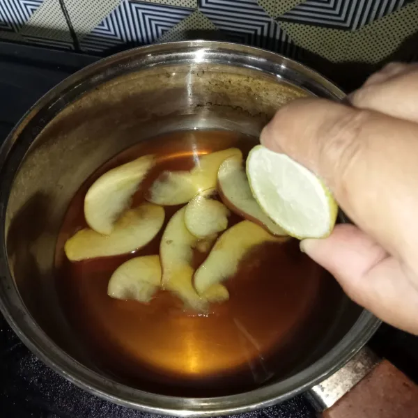 Beri perasan jeruk nipis dan masak sebentar, matikan kompor dan biarkan hingga dingin.