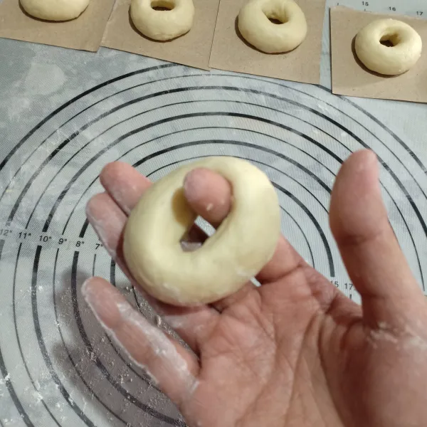 Bentuk donat pakai tangan.