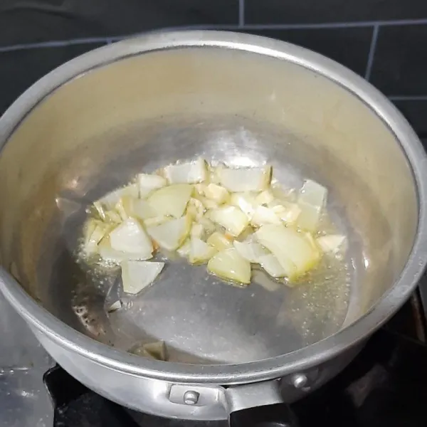 Panaskan minyak tumis bawang putih dan bombai hingga wangi.