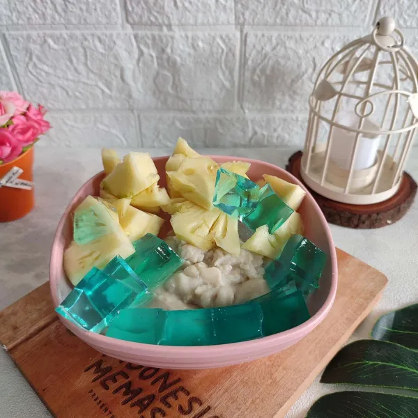 Beri potongan buah dan jelly.