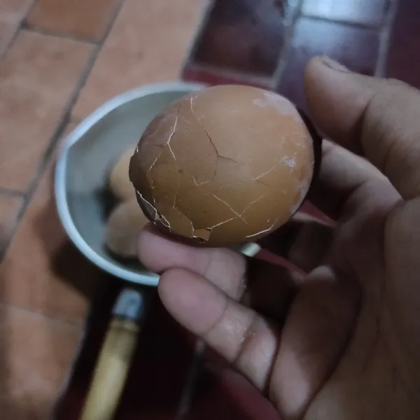 Setelah telur matang remukkan semua bagian cangkangnya.