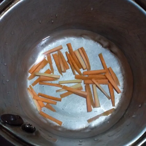 Terakhir rebus wortel hingga empuk, kemudian angkat dan tiriskan.
