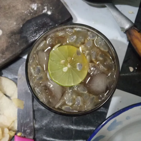 Tuang rebusan teh, tambahkan air jeruk nipis, es batu dan potongan jeruk nipis.