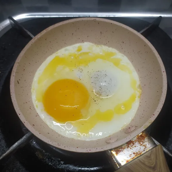 Masukkan telur, buat telur ½ matang. Bumbui garam dan merica bubuk.