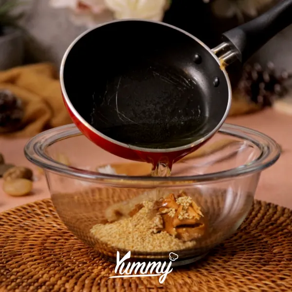 Tuangkan minyak yang telah dipanaskan sebelumnya ke dalam mangkuk berisi bumbu, kemudian aduk cepat menggunakan sumpit atau garpu.