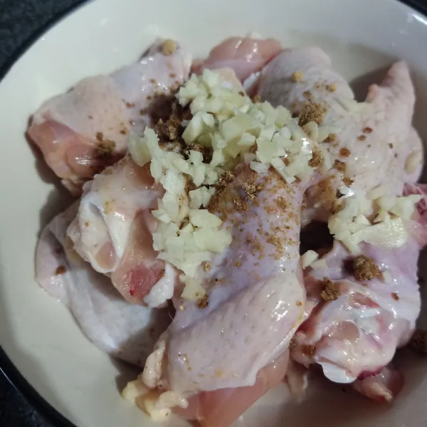 Campur sayap ayam dengan bahan marinasi aduk rata  diamkan selama 30 menit
