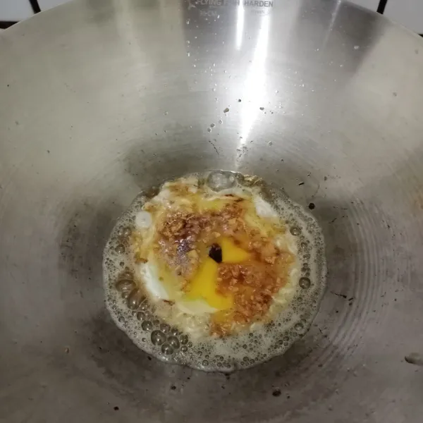 Tuang juga gorengan bawang putih beserta minyaknya tadi. Ratakan di atas telur. Angkat (goreng telur sebentar saja & jangan dibalik).