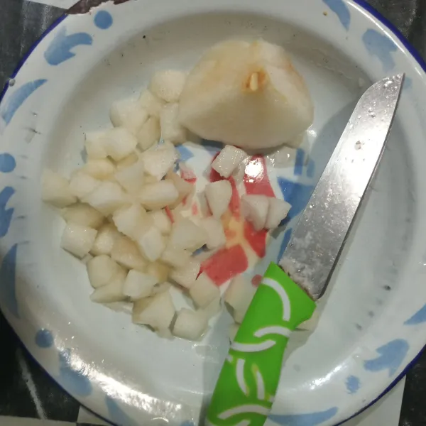 Kupas pear lalu potong dadu kecil.